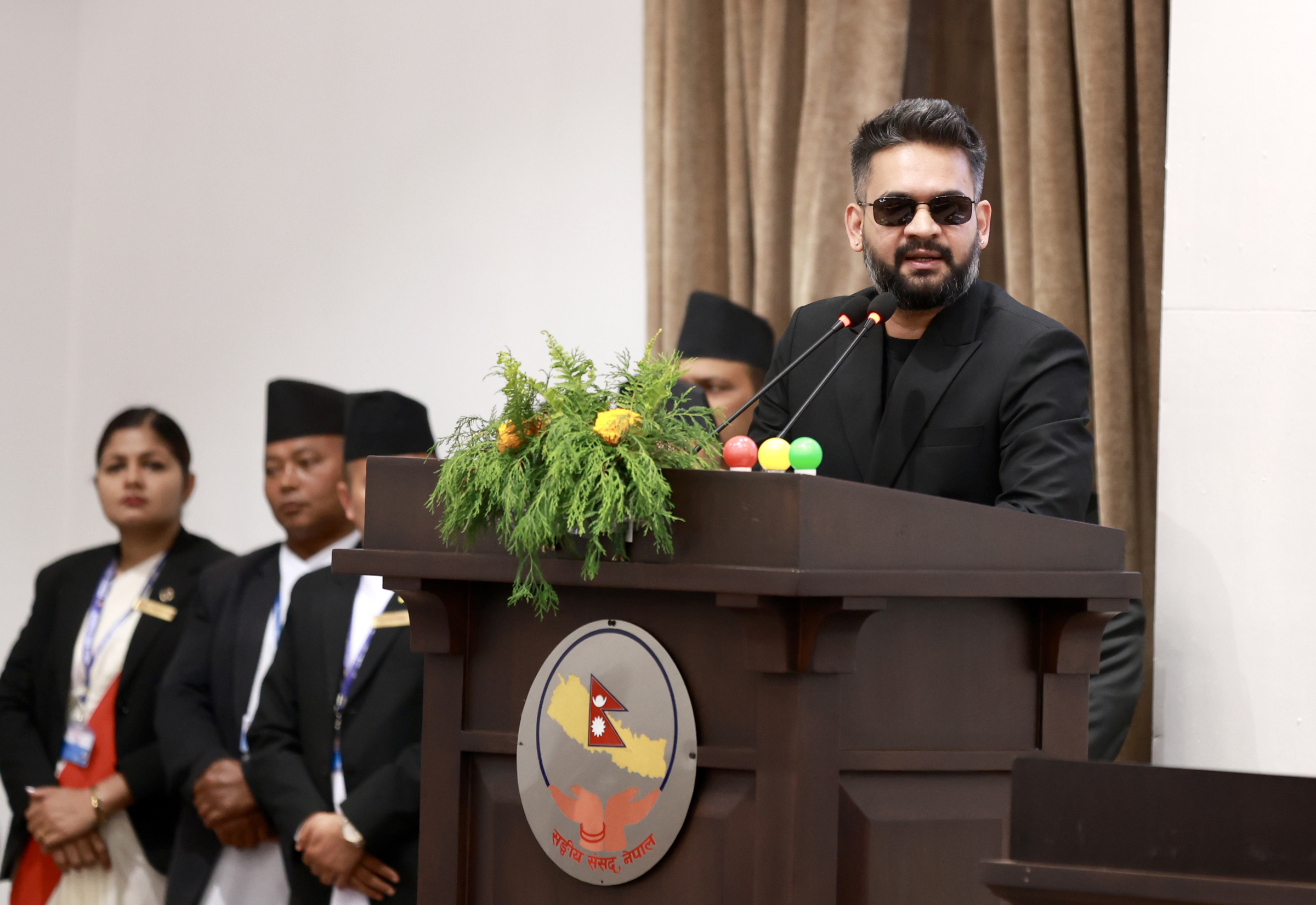 संविधानले निःशुल्क भनेको शिक्षा र स्वास्थ्यलाई झन् महँगो बनाउँदै सरकार, प्रधानमन्त्री भन्छन्– अहिले निःशुल्क सकिँदैन