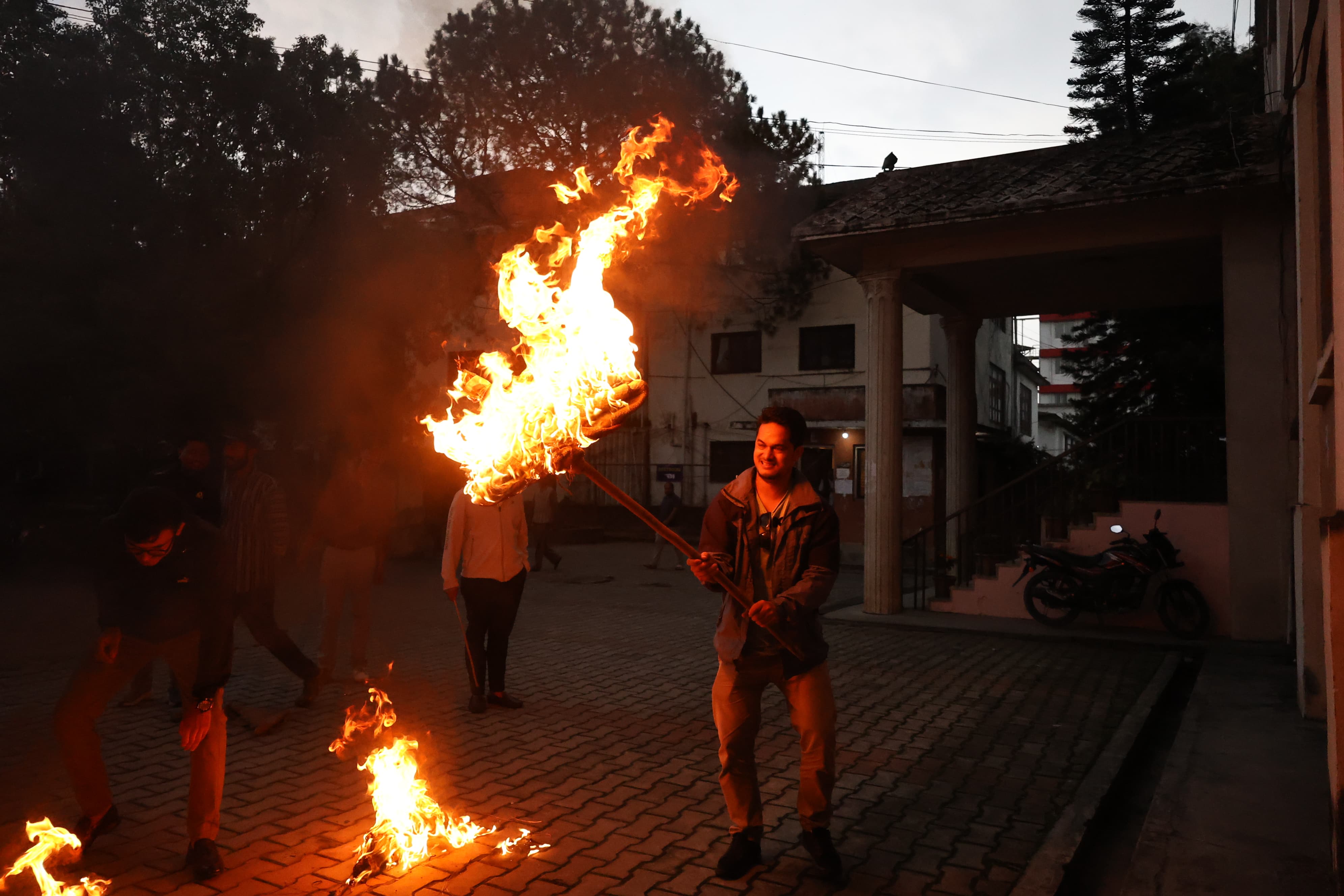 अखिल क्रान्तिकारीले जलायो प्रधानमन्त्री र गृहमन्त्रीको पुतला (तस्वीरहरू)