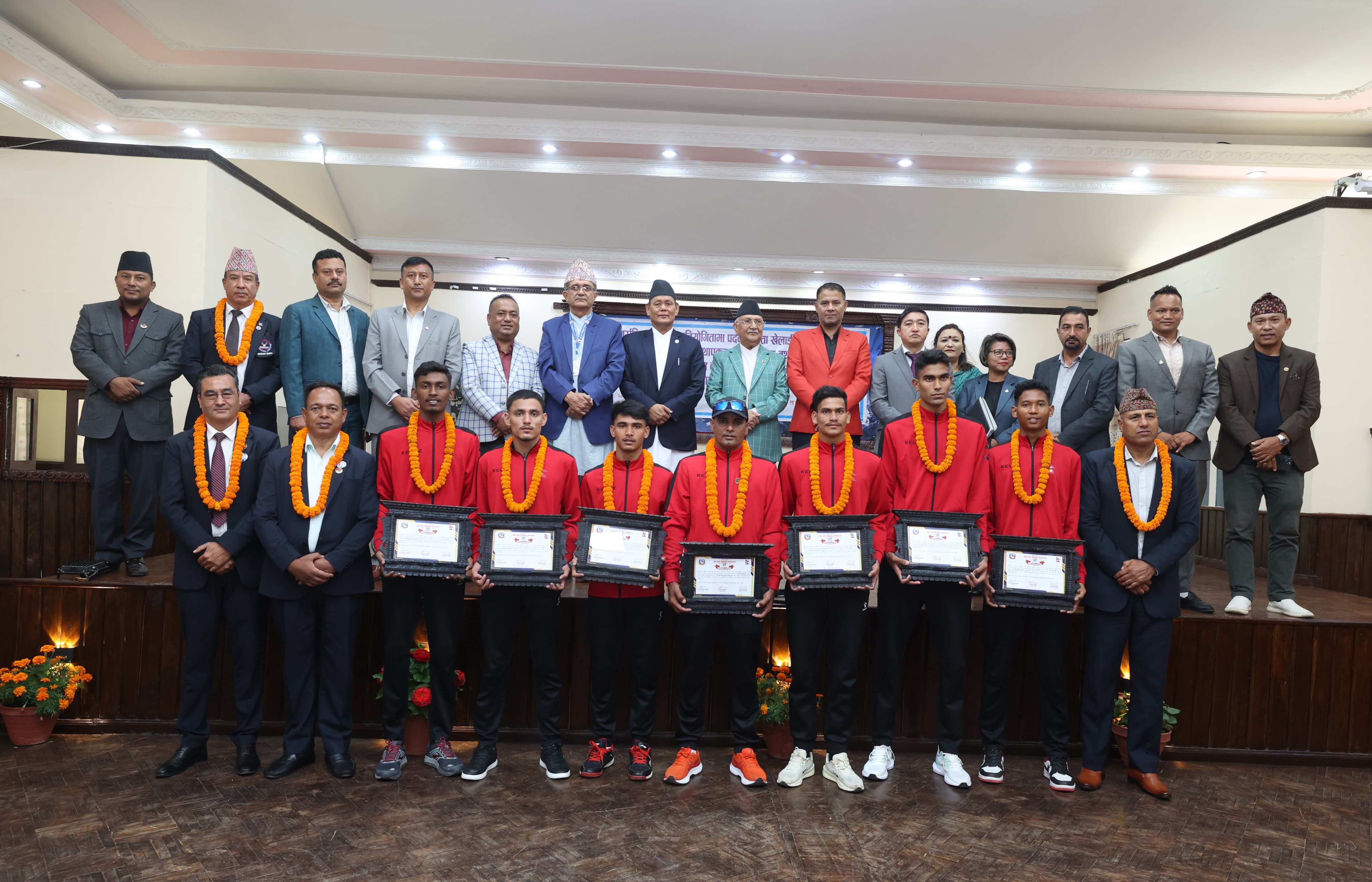 अन्तर्राष्ट्रिय पदक विजेता खेलाडीलाई प्रधानमन्त्री ओलीले दिए पुरस्कार
