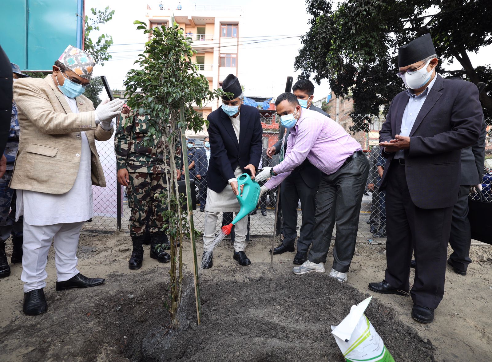 प्रधानमन्त्री देउवाले गरे राष्ट्रसेवक कर्मचारी वृक्षारोपण अभियानको शुभारम्भ