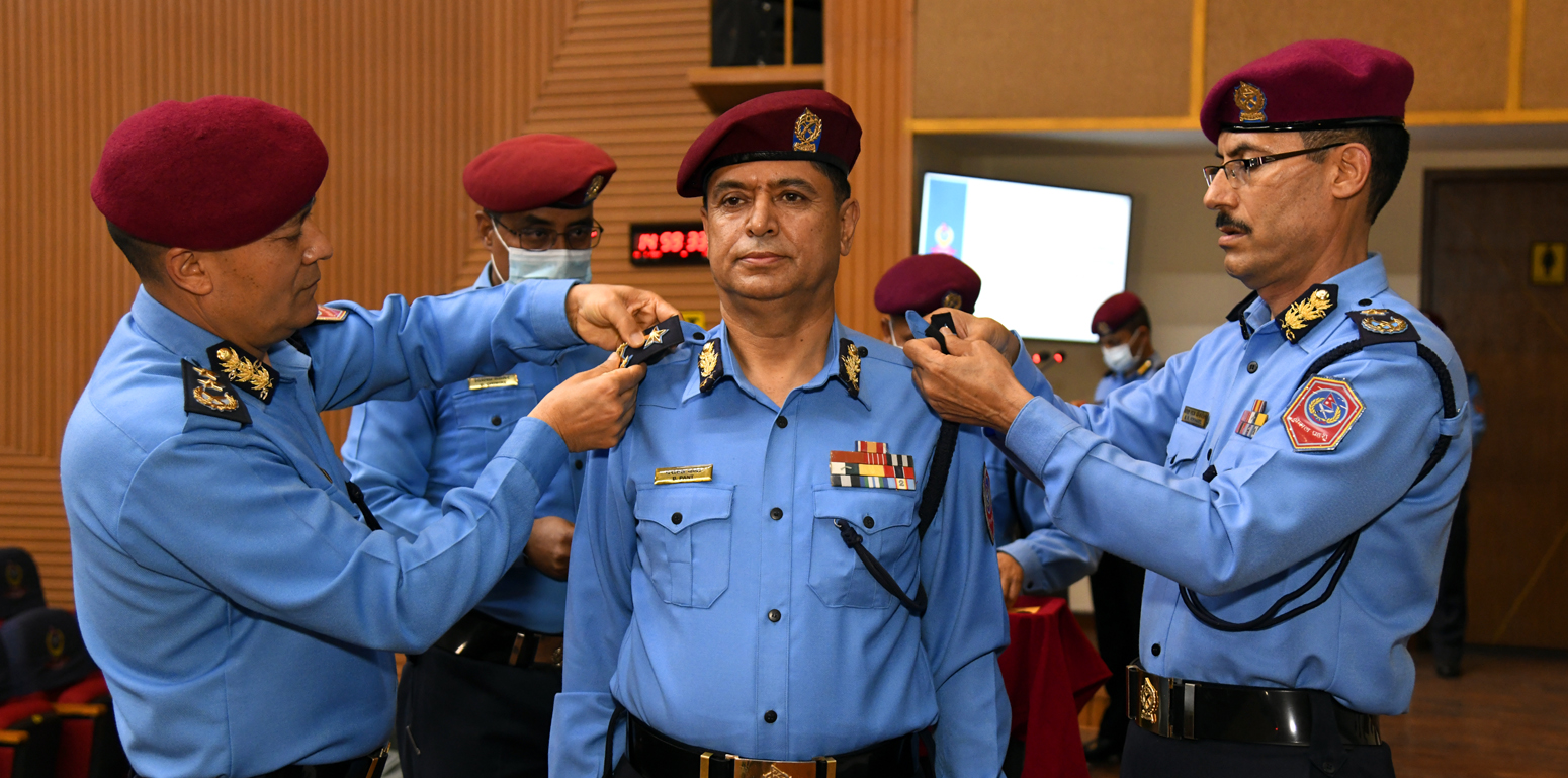 अतिरिक्त महानिरीक्षकमा बढुवा भएका तीन जनाले लगाए फुली 