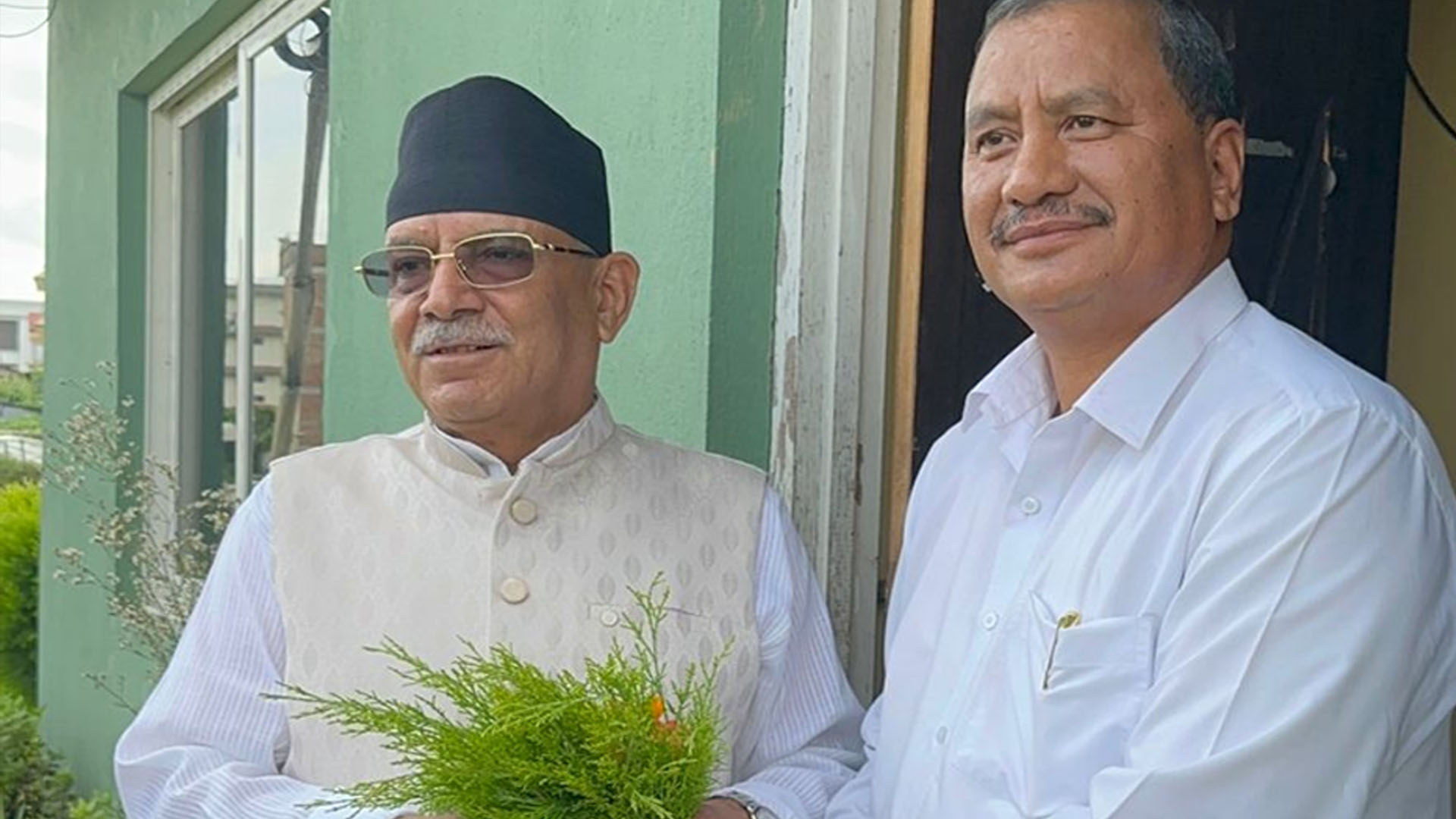 बिहानै आफूलाई भेट्न घरमै आएका प्रचण्डलाई विप्लवले गरे धुपीको फूलले स्वागत (भिडियोसहित)