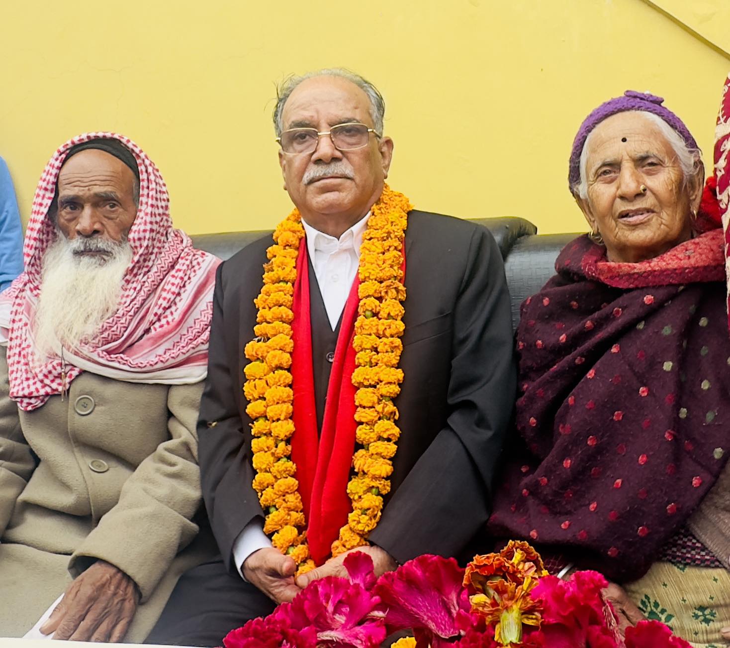 शहीद परिवारको घरमा पुगे प्रचण्ड, त्यहीँ खाए खाना