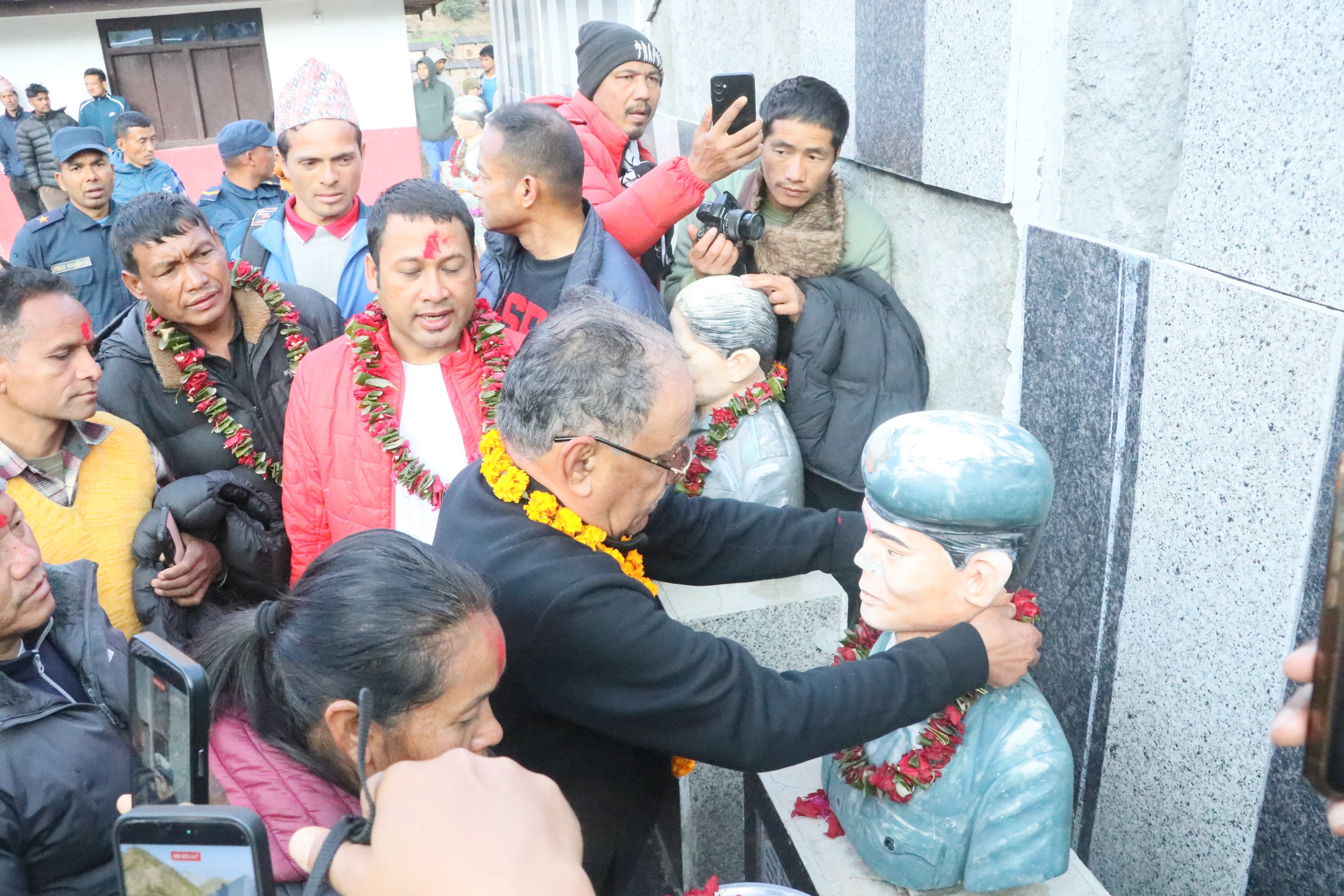 सिस्नेमा प्रचण्ड : शहीदका प्रतिमामा माल्यार्पण, परिवारलाई सम्मान