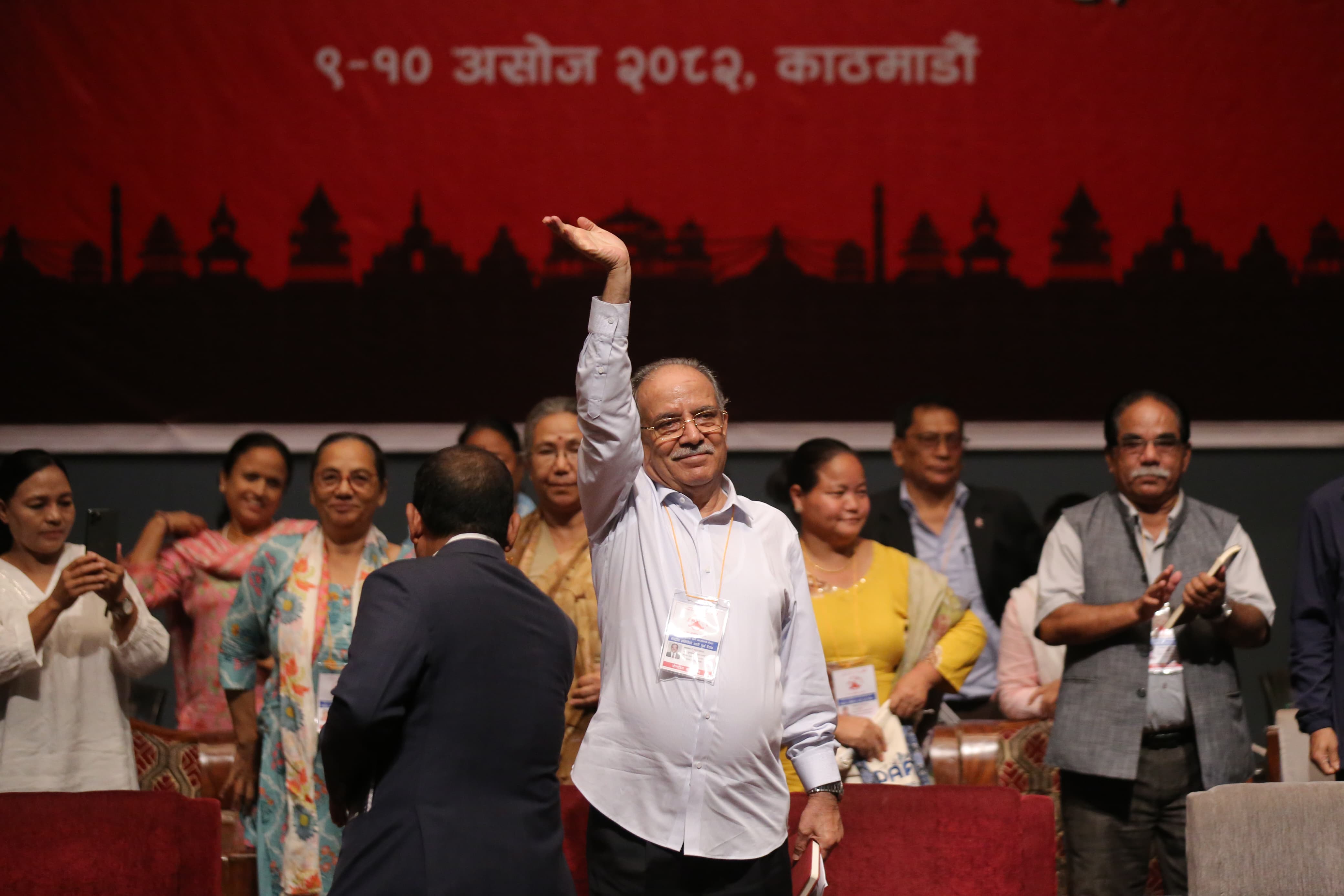 माओवादीमा प्रश्न उठ्यो– प्रचण्डले लगाउने ६४ लाखको घडी र गंगाले बोक्ने २८ लाखको ब्याग कुन आय स्रोतबाट किनियो ?