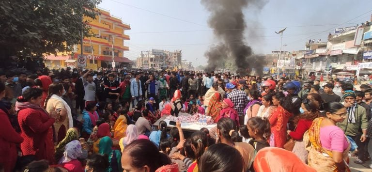 बालिका हत्याको विरोध प्रदर्शनमा गोली चल्यो, तीन जना घाइते