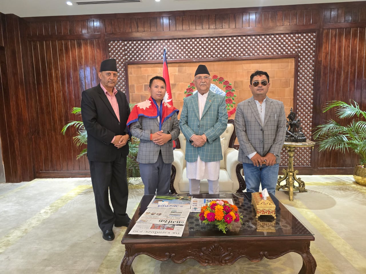 सातै महादेशका अग्ला हिमाल चढ्ने अभियानमा रहेका पाण्डे इन्डोनेसिया जाँदै, प्रधानमन्त्रीद्वारा झण्डा हस्तान्तरण 