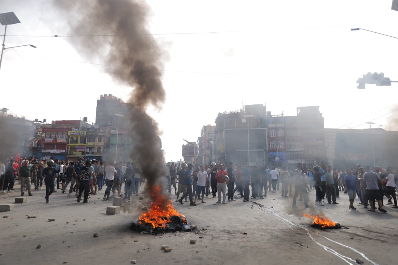 हरिसिद्धि प्रहरी चाैकीमा प्रदर्शनकारीद्वारा आगजनी
