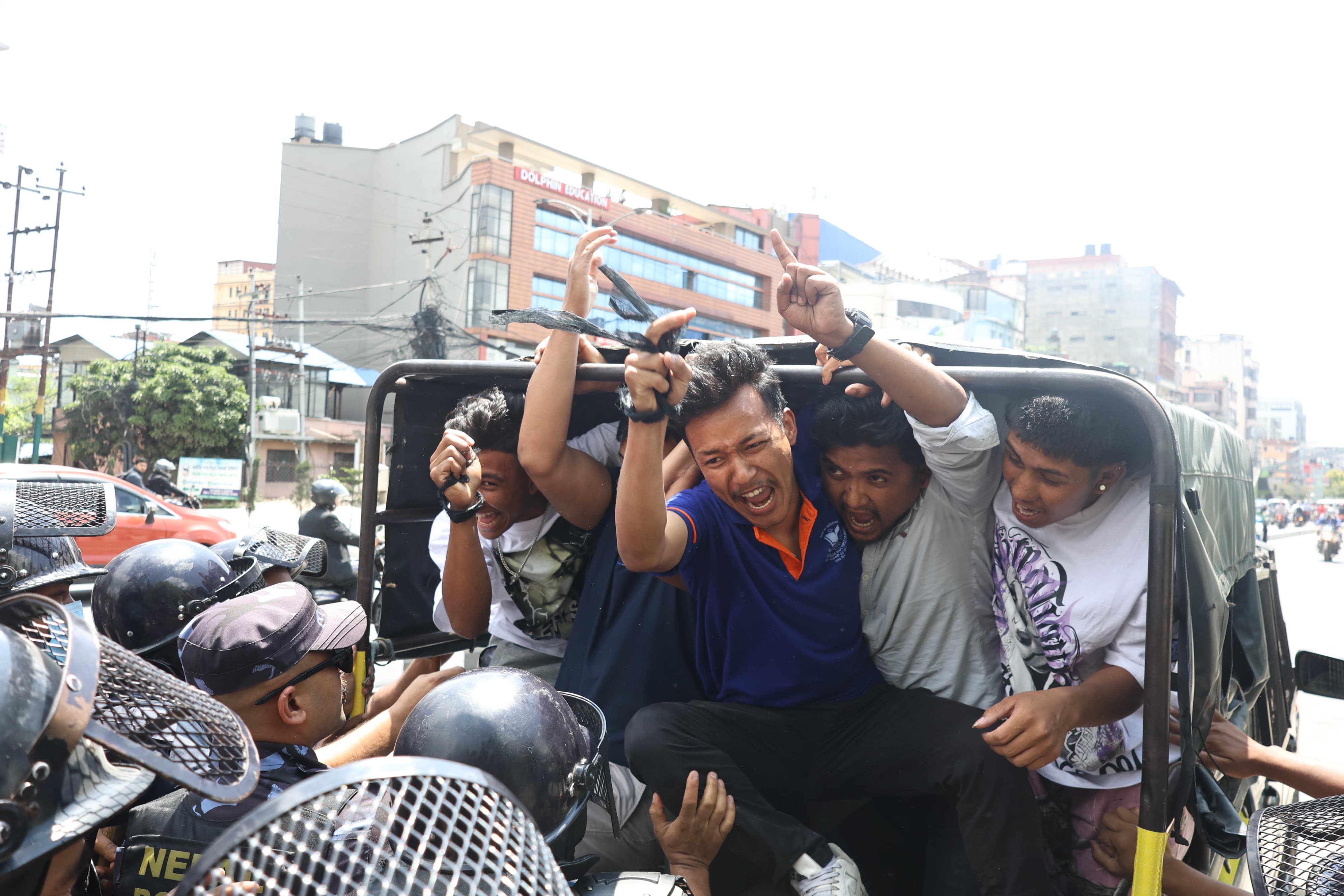 रेविकालाई न्याय माग्दै प्रदर्शनमा उत्रेका विद्यार्थीमाथि प्रहरीको धरपकड, आठ जना पक्राउ (तस्वीरहरू)