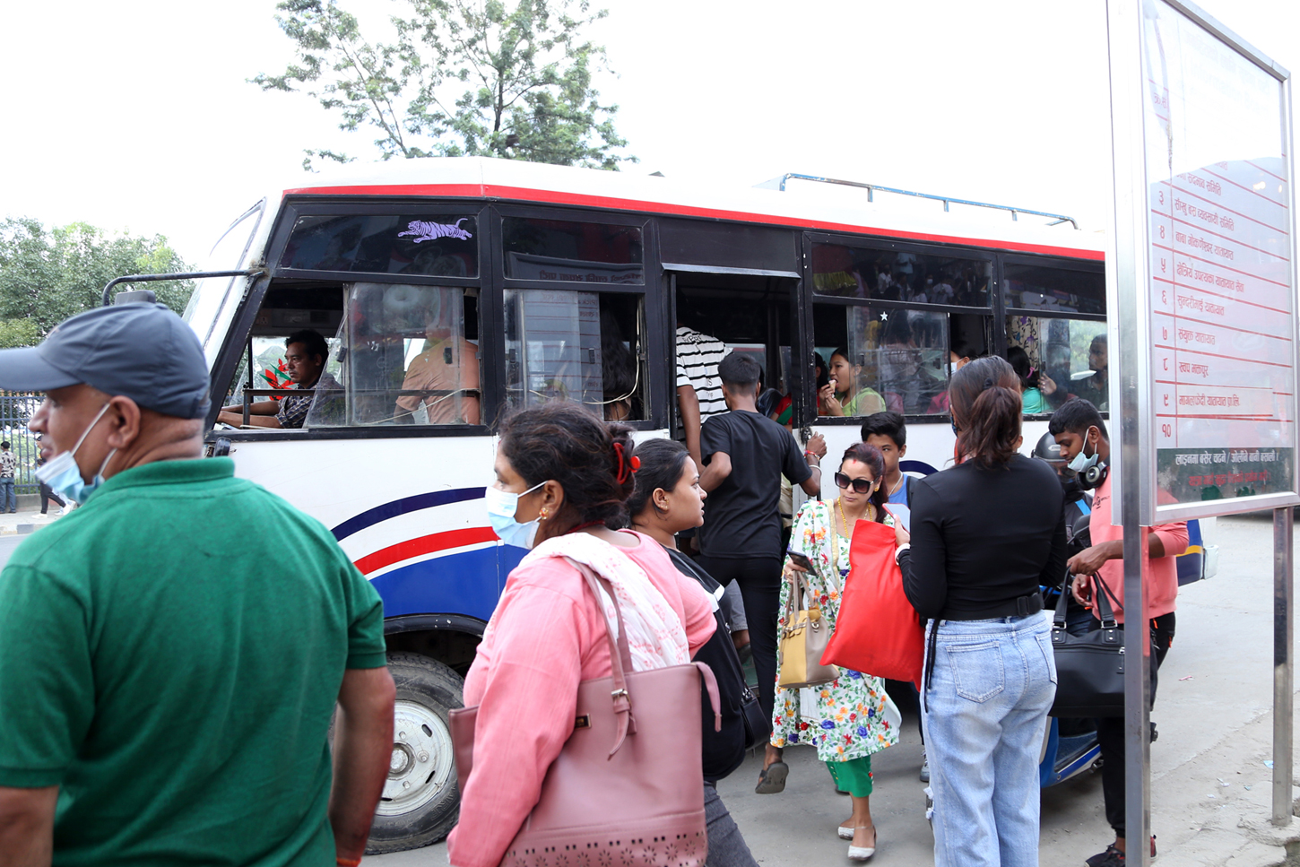 गाउँघर भरिदै, शहर रित्तिदै