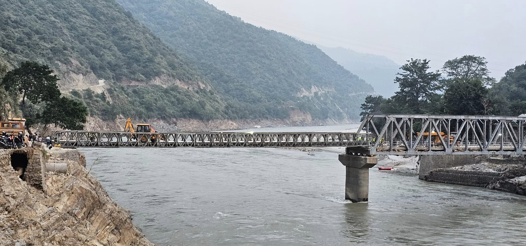 निर्माण भएको एक वर्ष नबित्दै बिग्रिएको खुर्कोटको बेलीब्रिज मर्मतमा जुट्यो नेपाली सेना