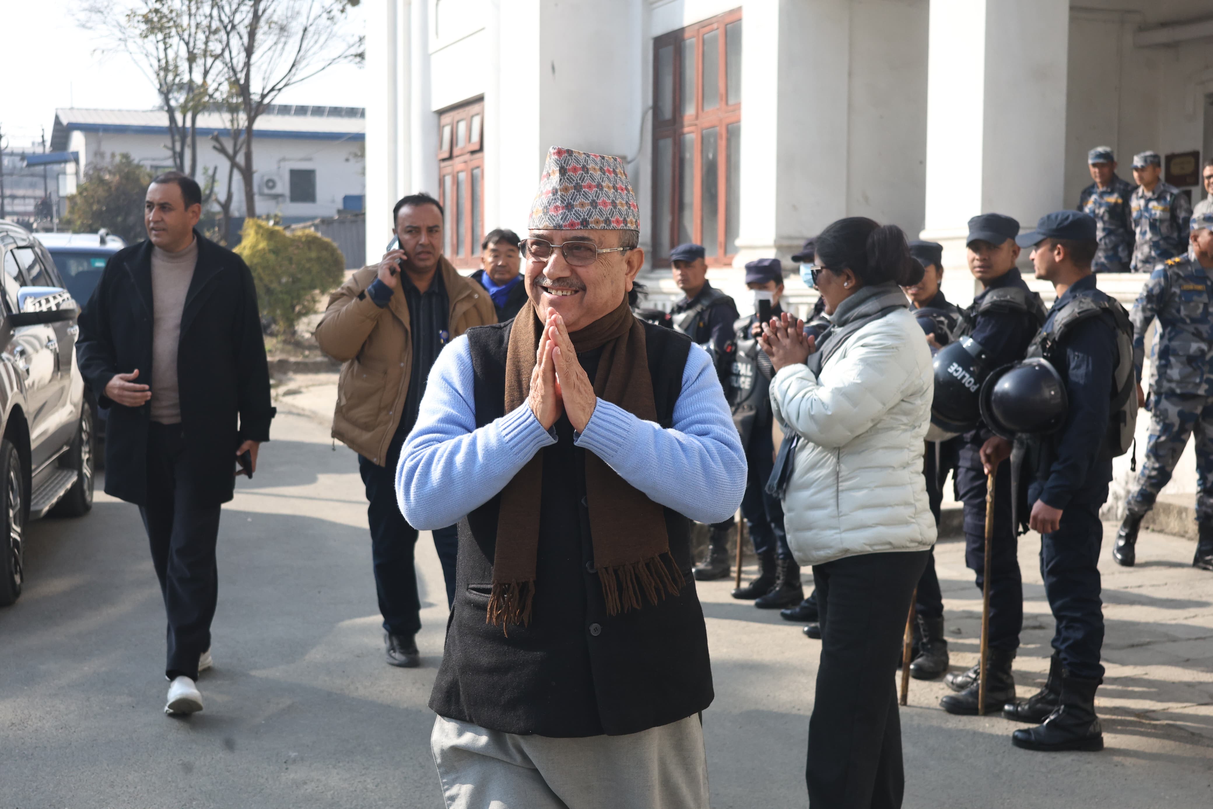 निर्वाचन आयोग पुगेर पूर्णबहादुर खड्काले भने– फुट्दैन पार्टी, फुट्दै फुट्दैन