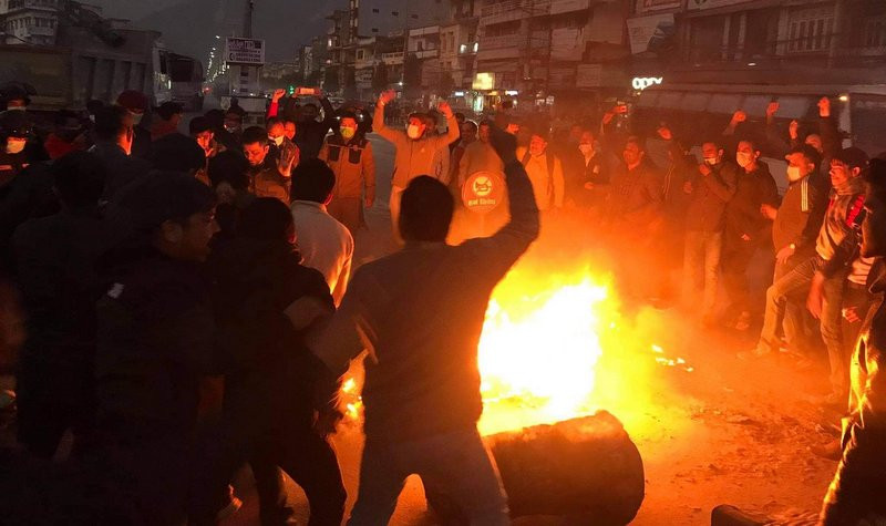 बुटवलमा प्रचण्ड-नेपाल समूहले जलायो प्रधानमन्त्री ओलीको पुतला