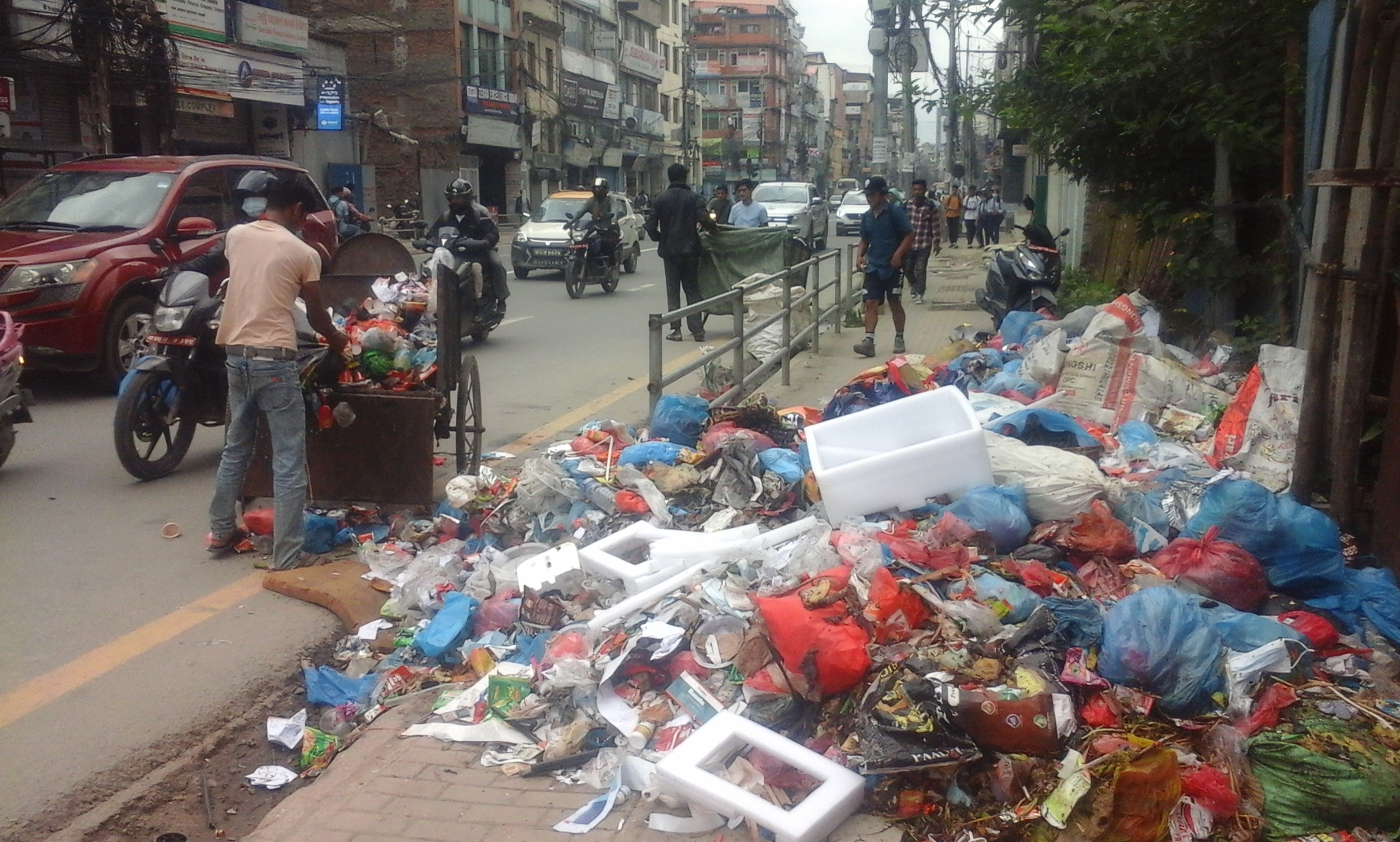 पुतलीसडकको पैदलमार्गमा थुपारियो फोहोर