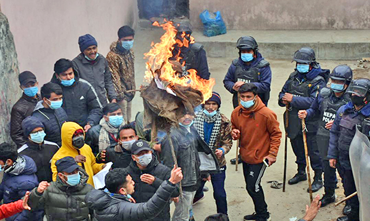 इन्धनकाे मूल्य बढाएकाे भन्दै अनेरास्ववियुले जलायाे प्रधानमन्त्रीकाे पुतला