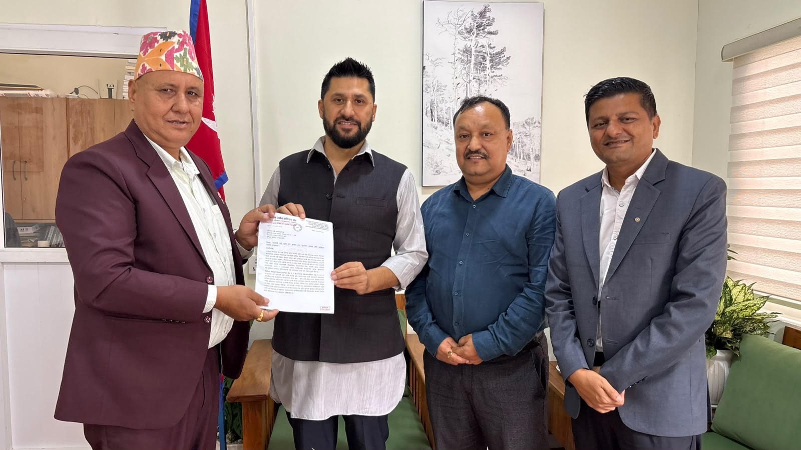 रवि लामिछानेलाई भेटेर चितवनका उद्योग व्यवसायीले भने– नारायणगढ बजार जोगाउनपर्‍यो