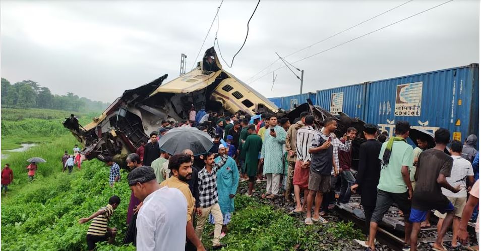 भारतमा रेल दुर्घटना, कम्तीमा ८ जनाको मृत्यु 