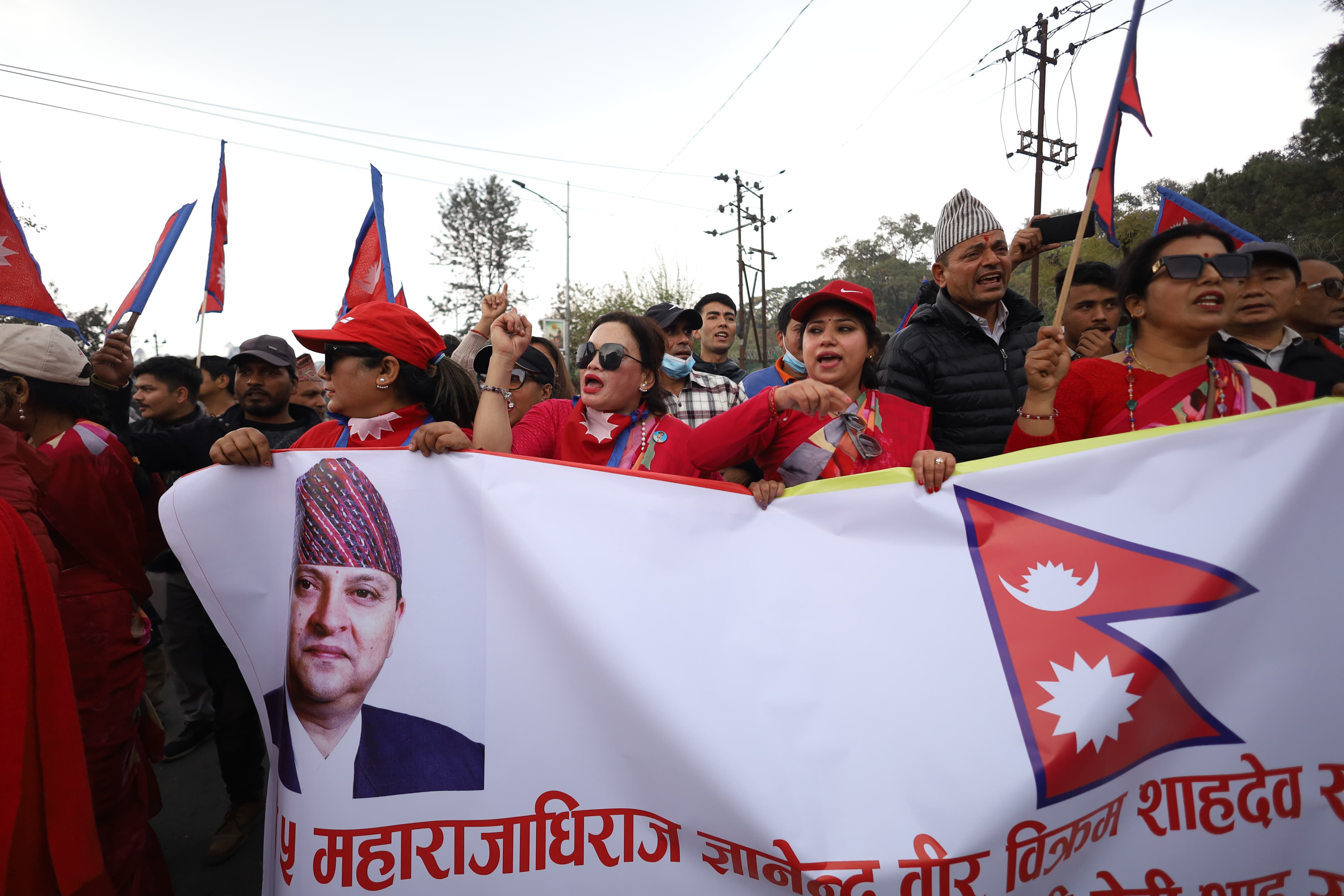कोटेश्वरको भिड पुग्यो एयरपोर्ट