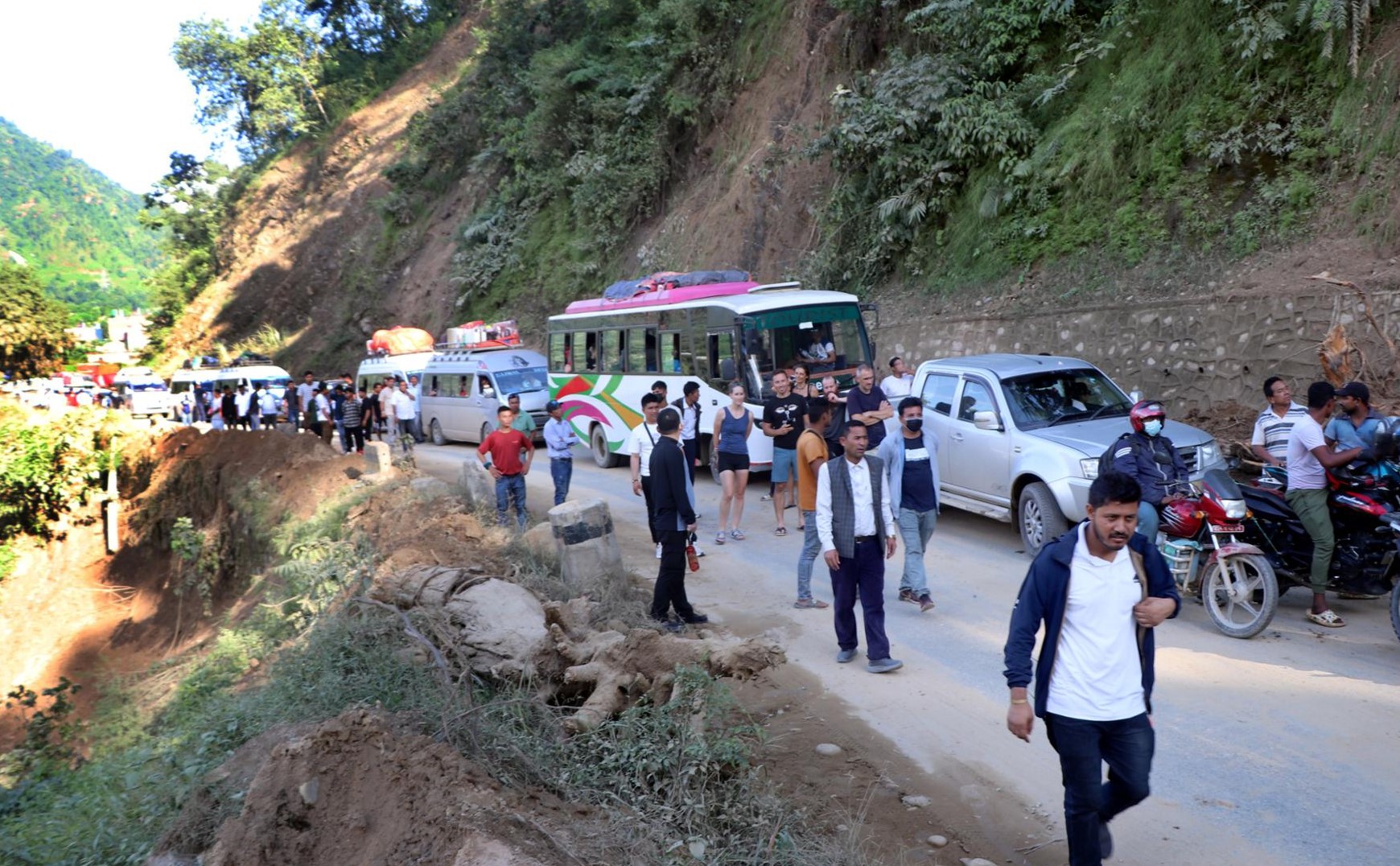 राजमार्गमा दृष्य एक, पीडा अनेक