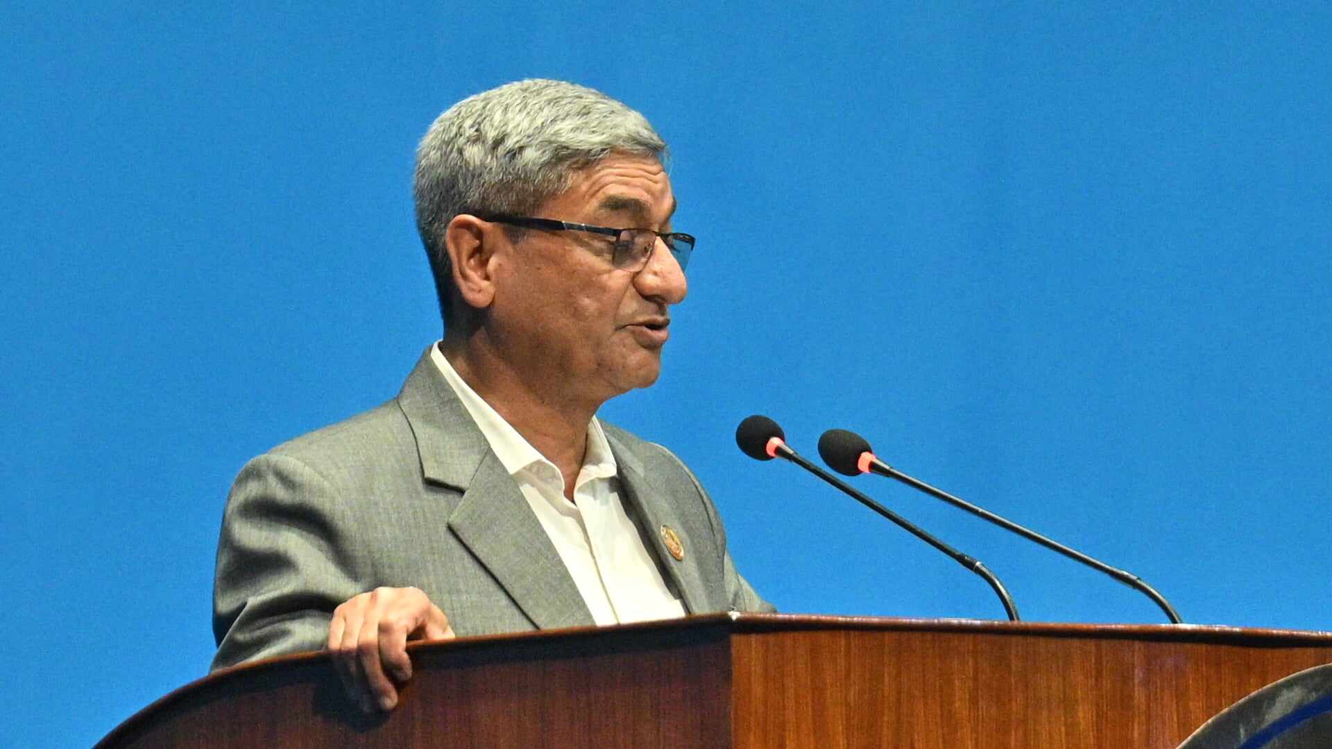 प्रचण्डमाथि लेखकको कटाक्ष– प्रतिपक्षी दलको नेता हुने नेतालाई प्रधानमन्त्री बनाएर गल्ती गरियो कि ?