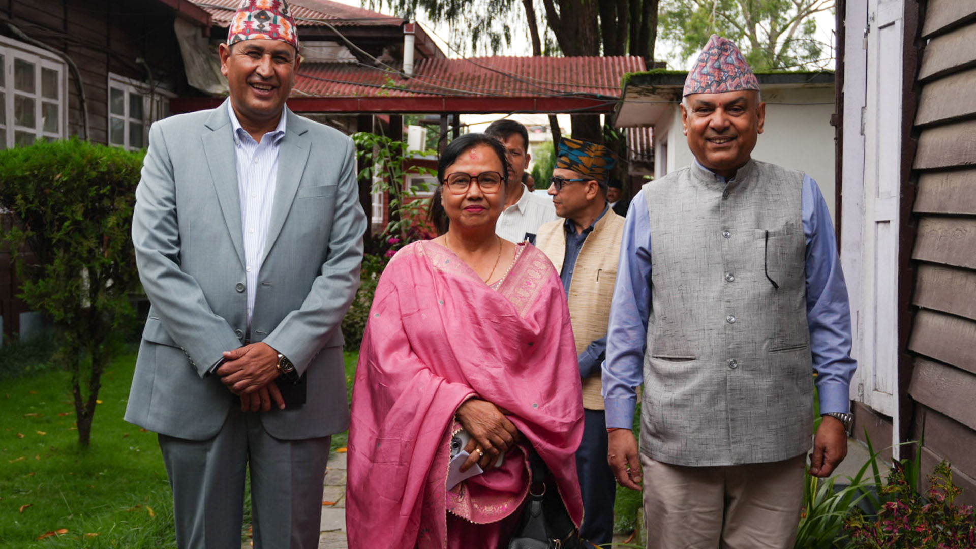 सभामुखलाई राजीनामा बुझाउन रामहरि खतिवडा र श्याम घिमिरेसहित पुगिन् इश्वरी न्यौपाने