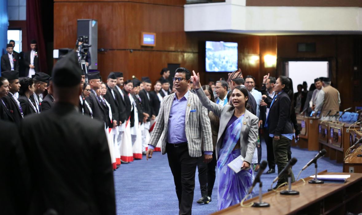 प्रतिनिधिसभामा रास्वपा र राप्रपाको अवरोध कायमै, सभामुखले पेलेर अघि बढाए बैठक