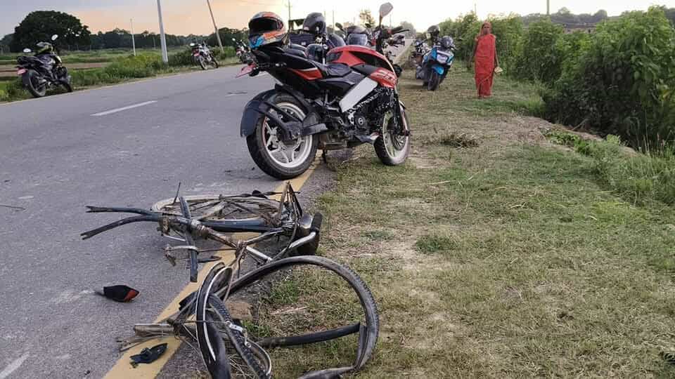 सिरहामा मोटरसाइकल र साइकल ठोक्किँदा तीन जनाको मृत्यु