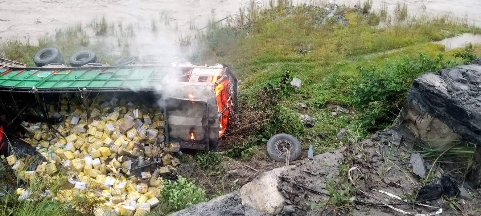 खाने तेल बाेकेर काठमाडाैं आइरहेकाे ट्रक  जरेखेतमा दुर्घटना