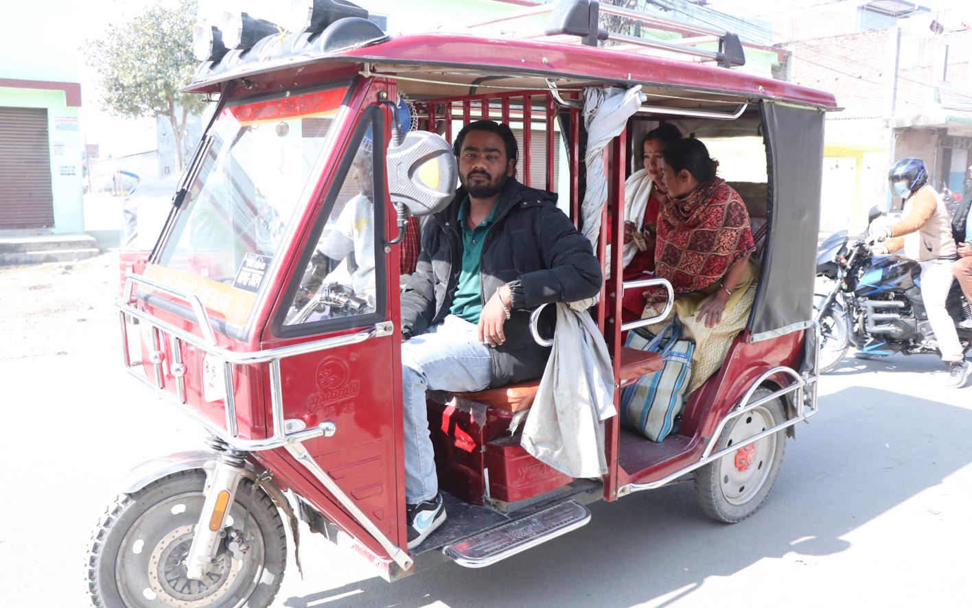 सर्लाहीका २२ वर्षे राजेन्द्र, जसले कृत्रिम खुट्टाको सहारामा अटो रिक्सा चलाएर कमाउँछन् मासिक ६० हजार