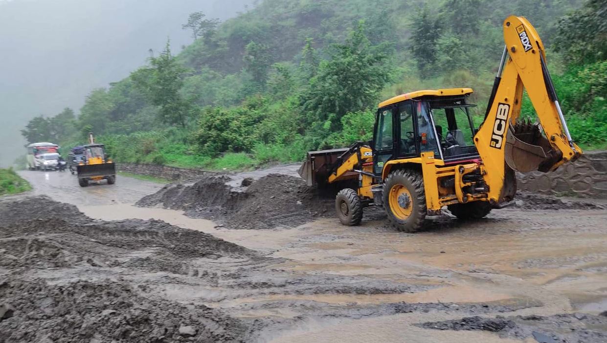 बाढी पहिरोका कारण देशभरका २३ वटा राजमार्ग/सडक अवरुद्ध