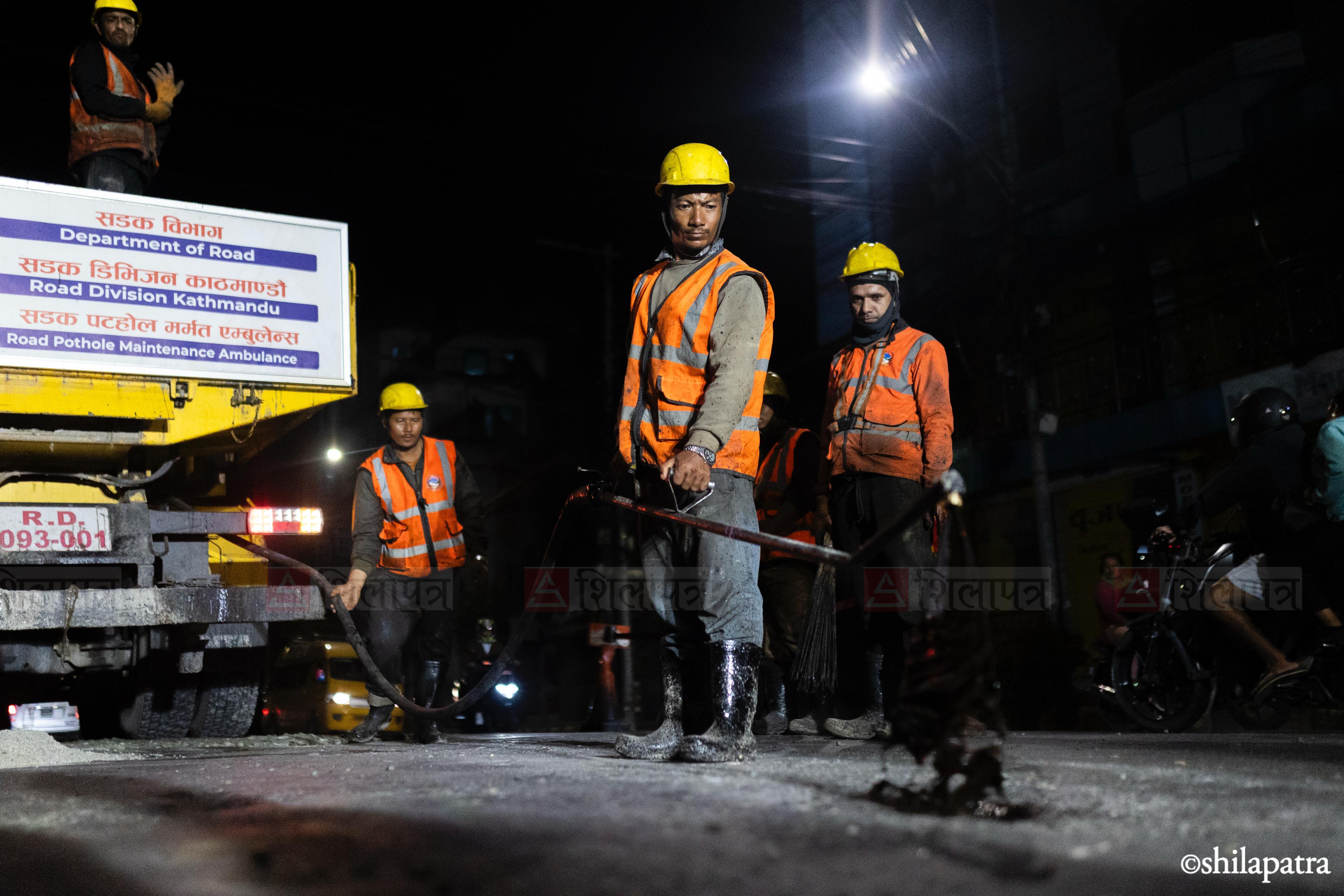 काठमाडौंका सडकका खाल्डाखुल्डी पुर्न ‘सडक एम्बुलेन्स’ परिचालन (तस्वीरहरू)
