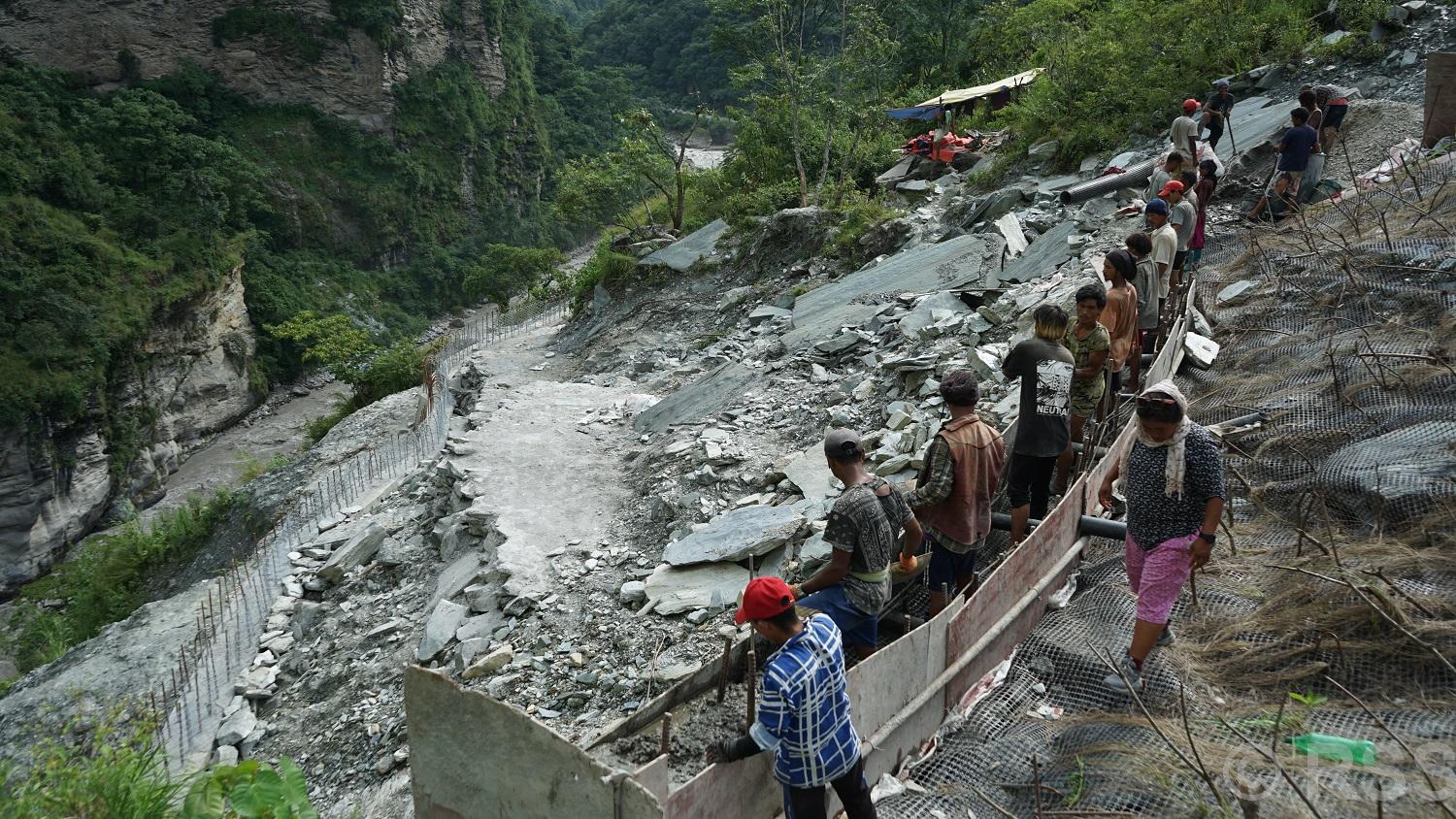 कालीगण्डकी करिडोर: पहिरो रोकथाम गर्न बैसरी अँधेरीखोलामा ‘रक एङ्करिङ’