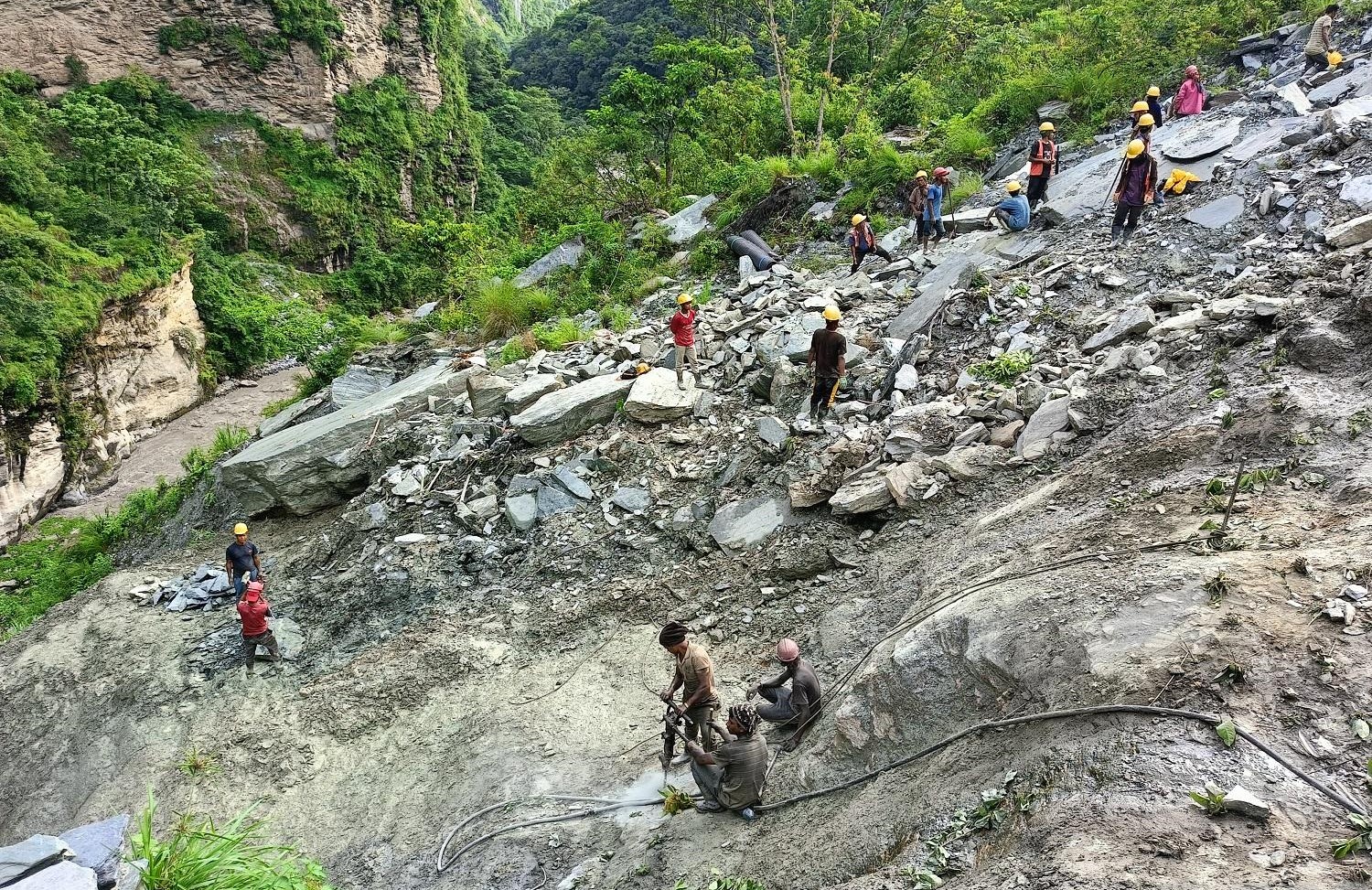 बेनी–जोमसोम सडकः बैसरीको भिरमा पहिरो रोकथाम गर्न ‘रक एङ्करिङ’