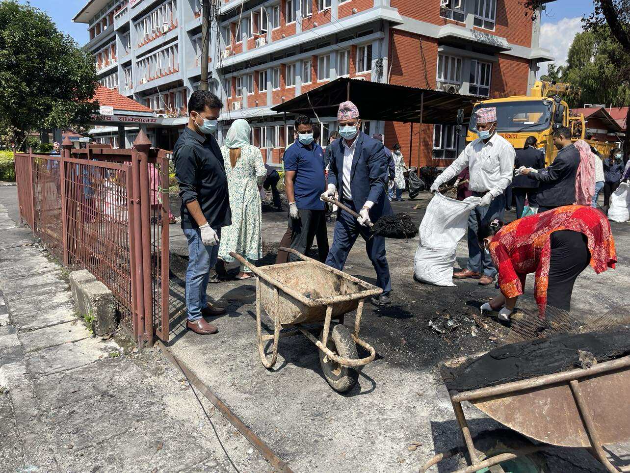 महासचिवसहित कर्मचारीद्वारा संसद सचिवालयमा सरसफाइ
