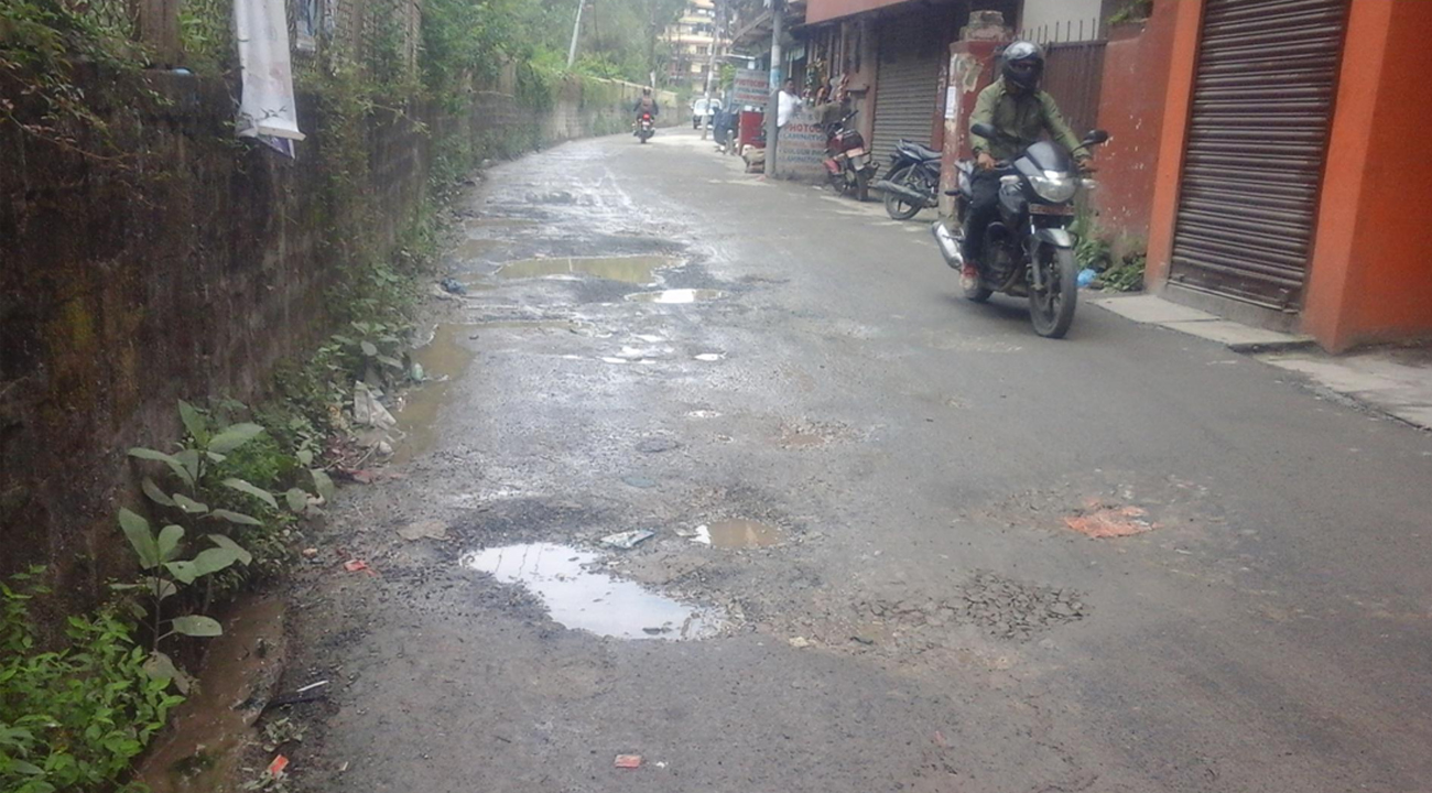 काठमाडौं महानगरपालिकाले कालोपत्र गरेको सडक तीन महिनामै भत्कियो