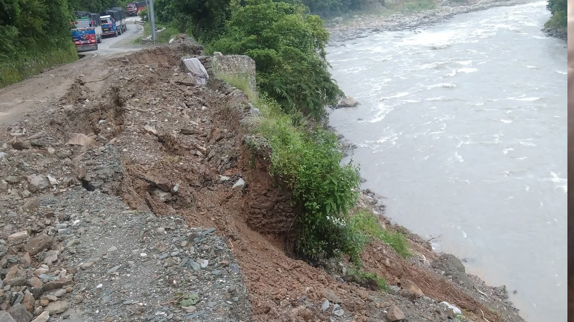 रामेछापको लिखुमा भासियो सडक, काठमाडौँ–मन्थली यातायात अवरुद्ध