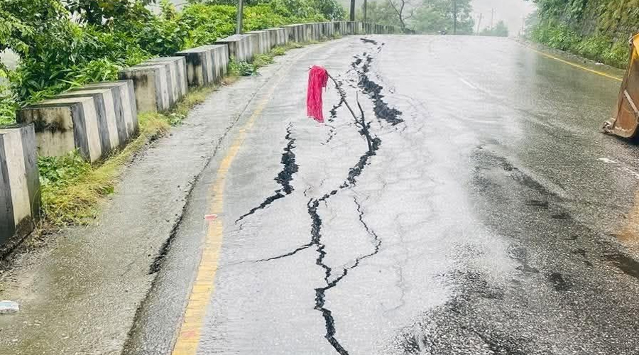 त्रिशूलीको कटानले सिमलतालमा सडक भासियो