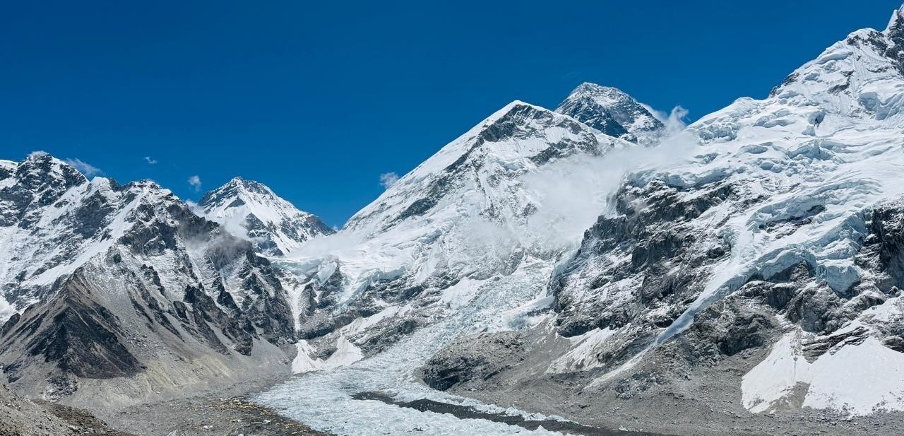 एकैदिन १३५ आरोही सगरमाथा शिखरमा, फोटोपत्रकार पूर्णिमा पाँचौँपटक चुचुरोमा