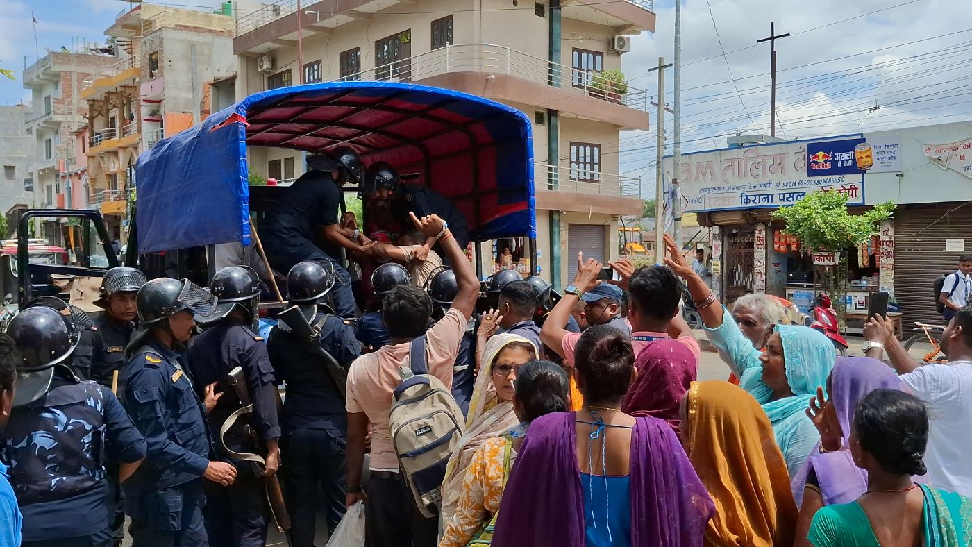 मधेश भवनअगाडि धर्नामा बसेका शहीद परिवारका सदस्यहरू पक्राउ