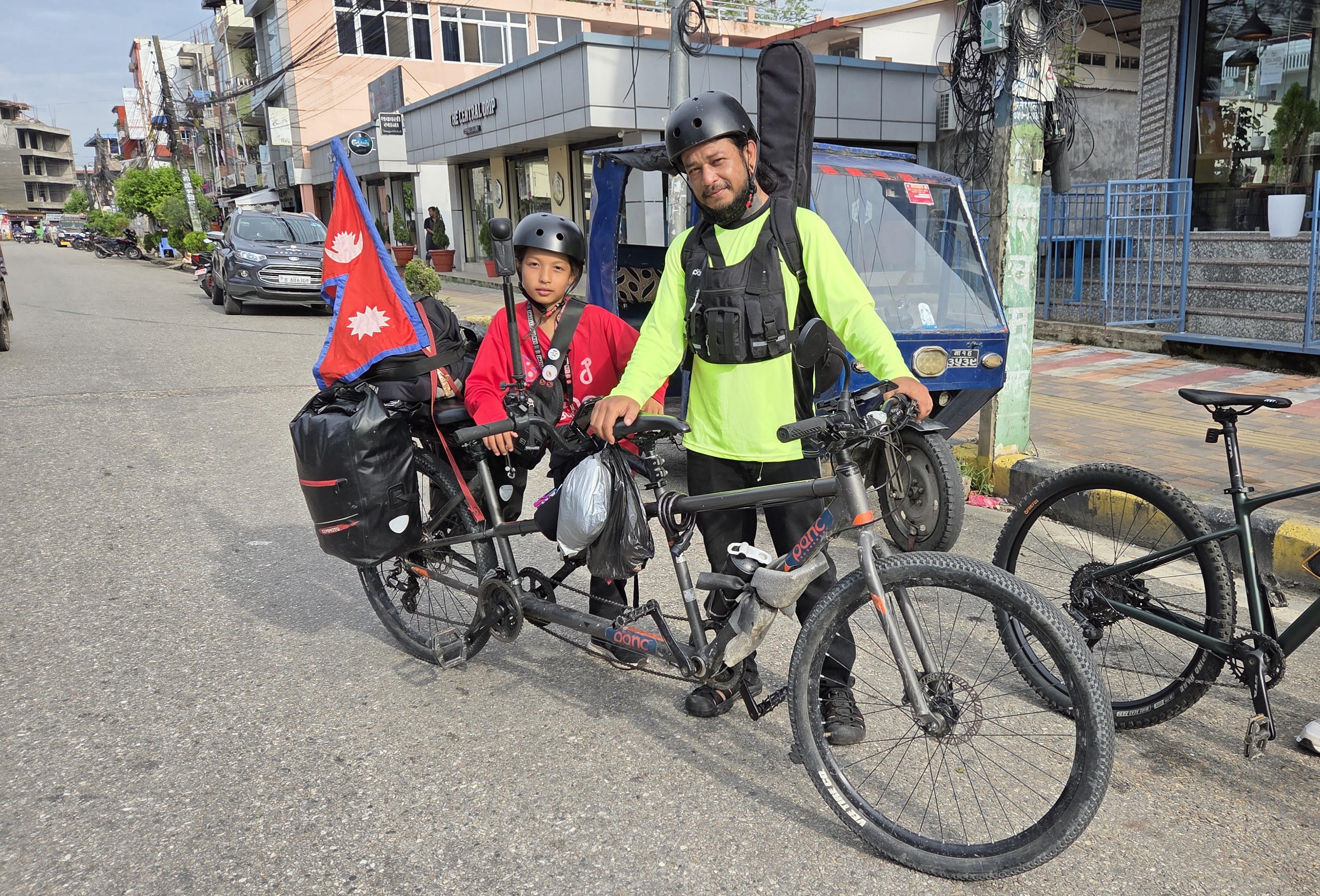 १० वर्षीय छोरासहित मेची–महाकाली साइकल यात्रा