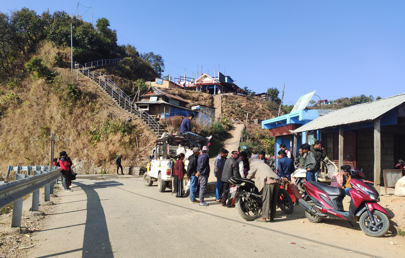 चितवनको शक्तिखोर-फिस्लिङ सडक:  हट्यो भारी बोकेर नारायणगढ पुग्नुपर्ने बाध्यता