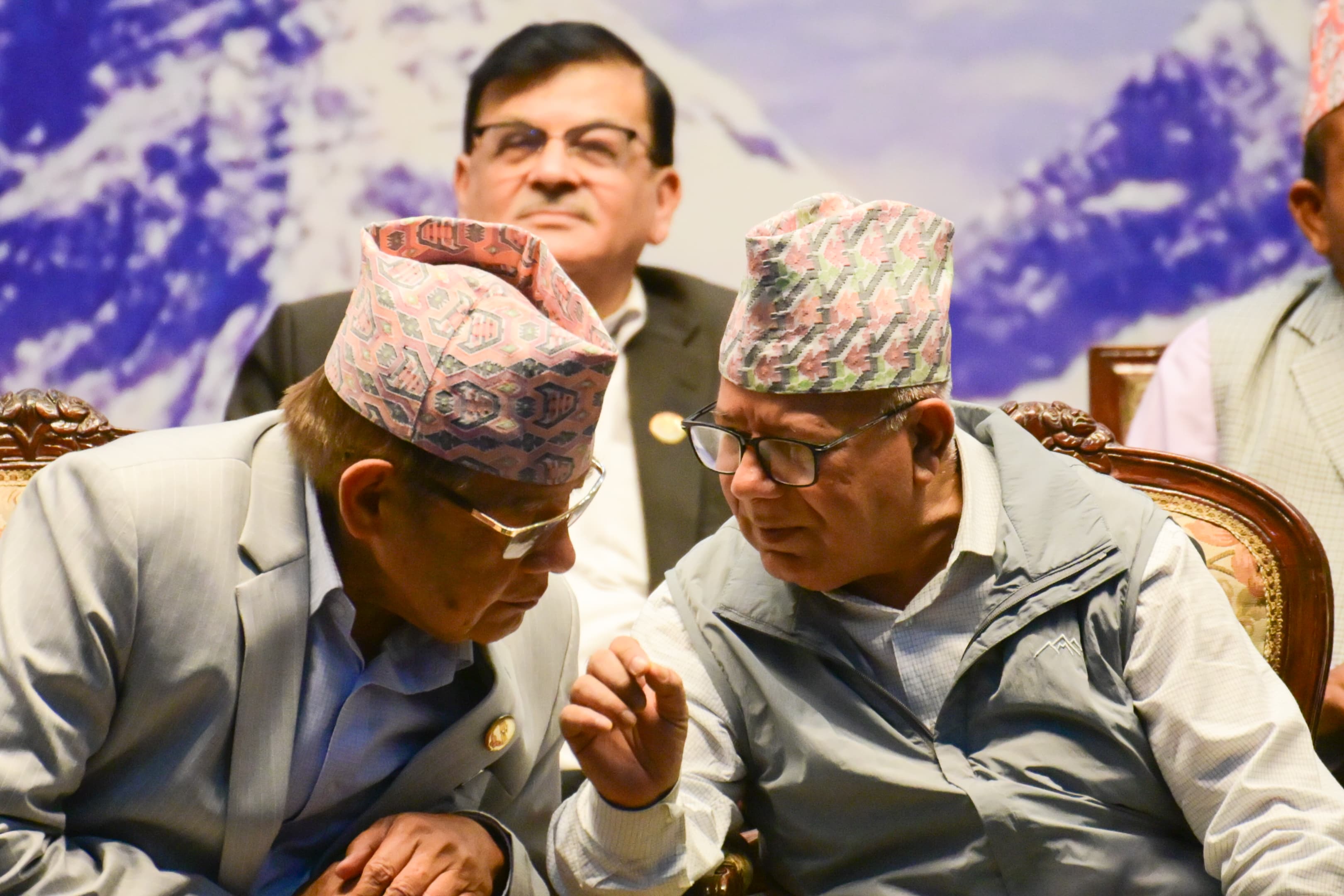 एसमा समाहित हुँदाका बखत वामदेवको हाउभाउ, सात तस्वीरहरू