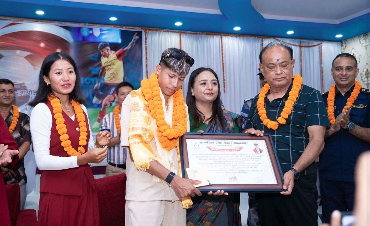 नेपाली महिला फुटबल टिमकी कप्तान साम्बा सम्मानित 