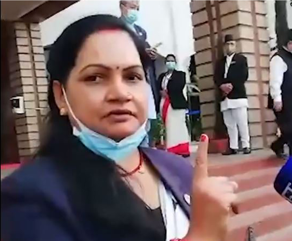 सभामुखलाई माइकले हान्ने प्रयास, सांसद झाले भनिन्, 'हिर्काउनै माइक तानेकी हुँ' (भिडियो)