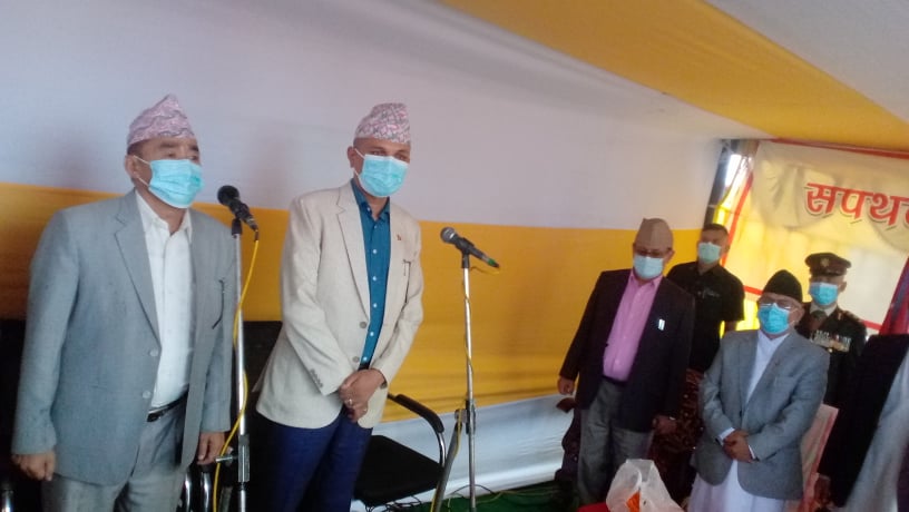 माधव नेपाललाई छोडेर एमालेमै बसेका दुई सांसद मन्त्री बने, लिए शपथ