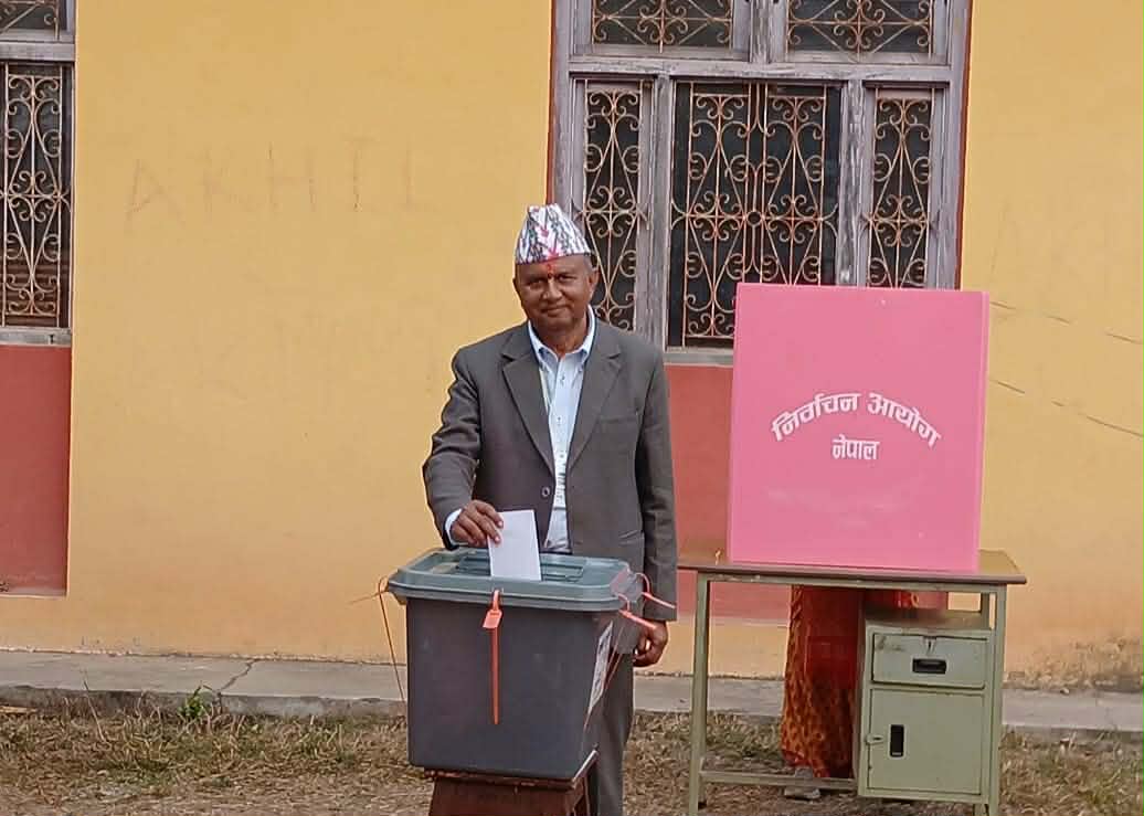 एमाले महासचिव शंकर पोखरेलले गरे मतदान