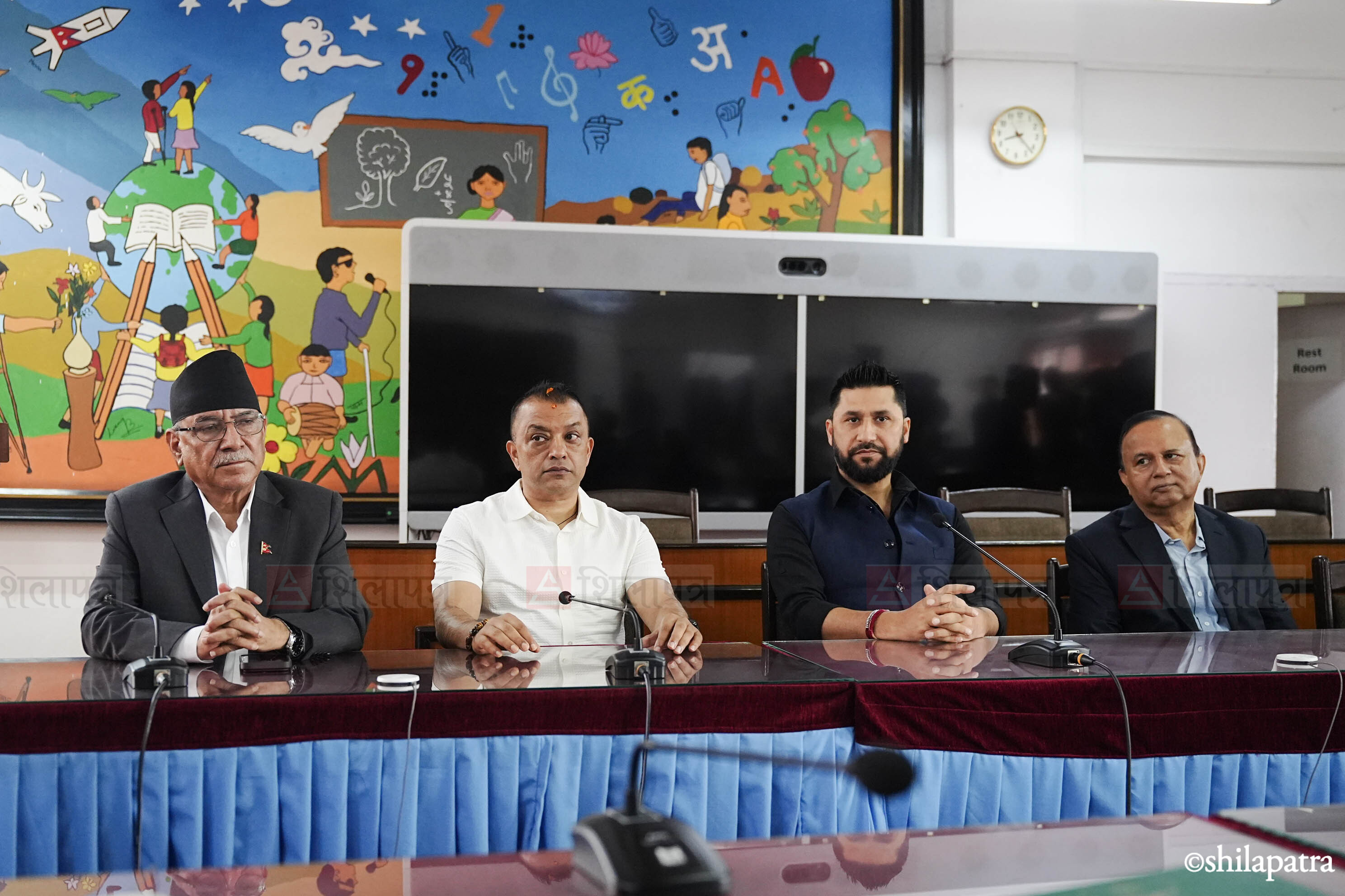 सिंहदरबारमा सर्वदलीय बैठक सुरु, प्रचण्ड र गगन थापा पनि सहभागी