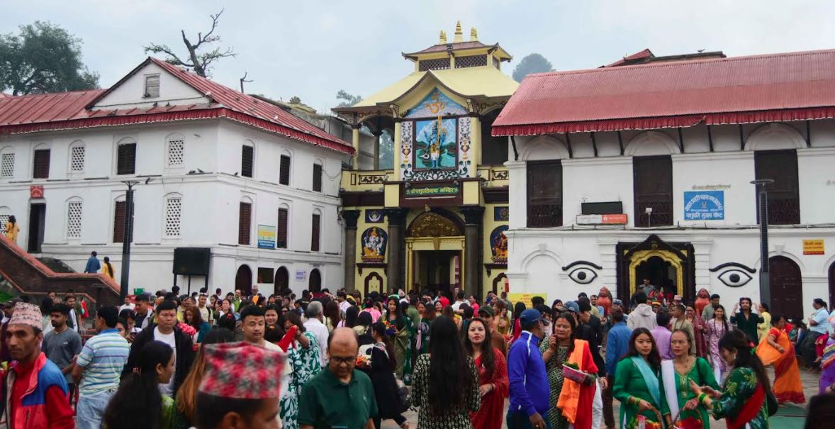 साउनको पहिलो दिन पशुपतिनाथ मन्दिरमा बिहानैदेखि भिड (फोटो फिचर)