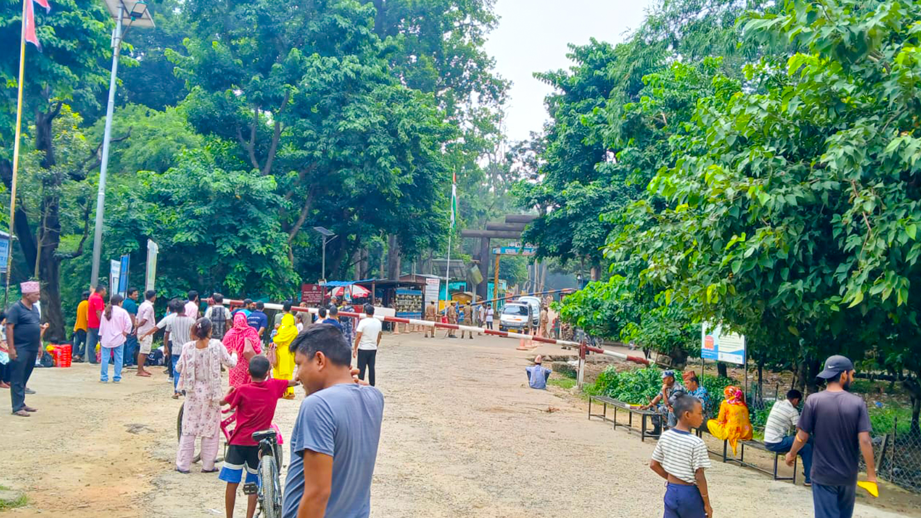 दसैँ नजिकिएसँगै नाकामा बढ्यो चहलपहल, सहजीकरणका लागि नागरिक सहायता कक्ष