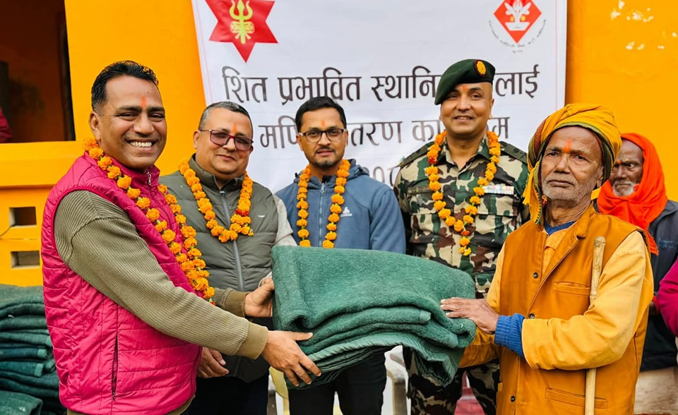 मटिहानीका साधुसन्तलाई नेपाली सेनाले वितरण गर्‍यो कम्बल